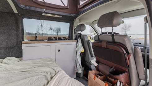 2p Volkswagen campervan uit 2003