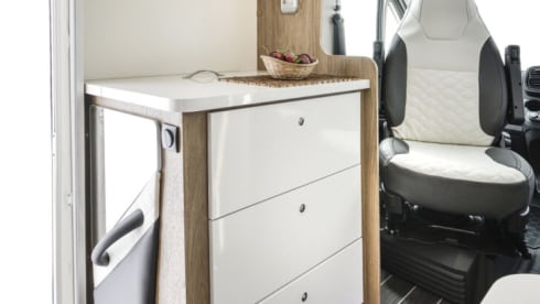 DELUXE 6 berth & 5 seatbelts – WiFi ✅, TV's ✅, Pets ✅, Awning, ✅ Bikes ✅ EU travel ✅