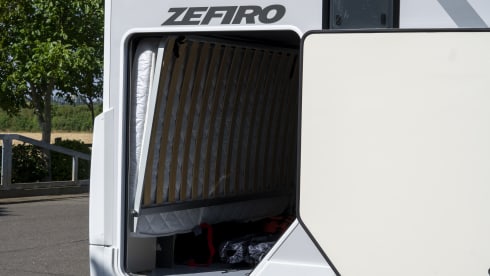 AF25 YZW – 6 Berth Bunk Bed Family Layout | Zefiro 675 