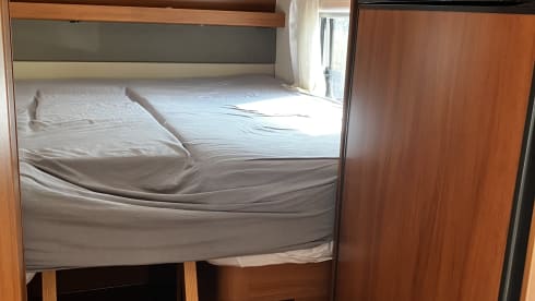 4p Knaus semi-integrated with 2x air conditioning / length beds / lifting bed (electric)