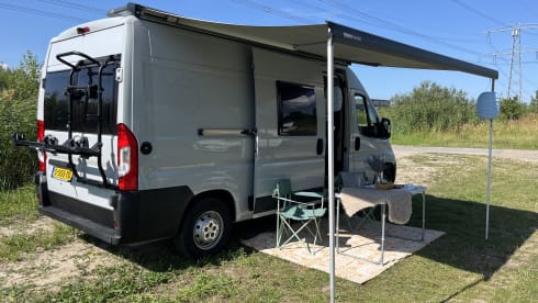 Vini  – Prachtige jonge luxe 4-persoons buscamper met airco