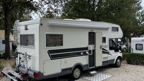 Alkoof King –  Fully equipped 6p camper with roof air conditioning and automatic leveling system