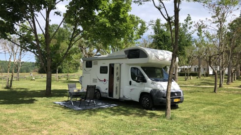 Beautiful 6-person camper, fully equipped, dogs allowed