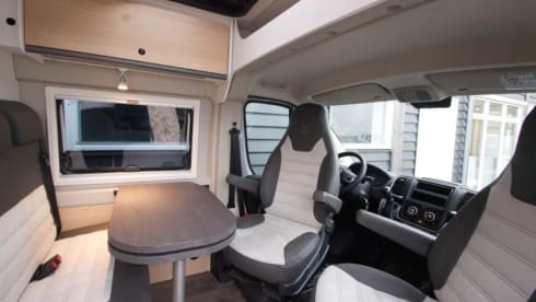 Luxe Sunlight buscamper Automaat uit 2023, 4 persoons