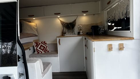 Henry – Trendy, 2-3 person off grid camper bus, suitable for all seasons!