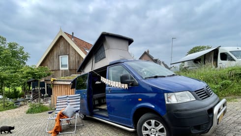 Bommeltje VW T5 met extra ruime leefruimte door verlengde versie. Uniek in de verhuur!  – VW T5 extended version with large lifting roof  
