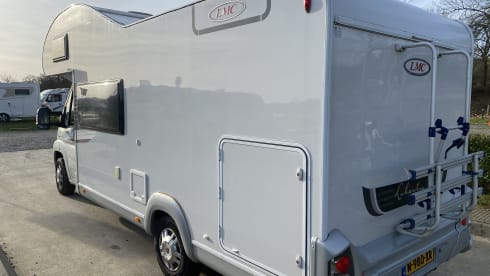 Roadtripper – Nice, very complete family camper with many extras