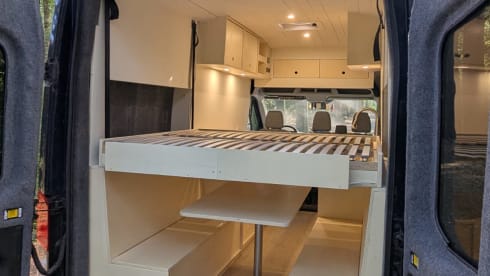 BigBlueBeast – 2-person very spacious off-grid Ford bus