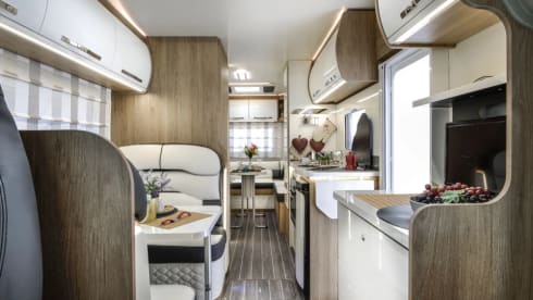 Roller Team 746 - 6 belts/overcab/ – 2023 Roller Team 6 sleeper/rear lounge 