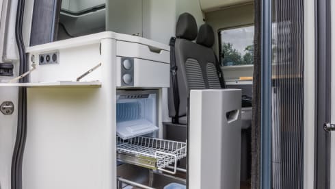 4-person VW GRAND CALIFORNIA automatic WITH AIR CONDITIONING, shower and toilet 