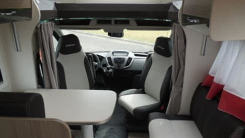 Very luxurious, spacious and comfortable camper with Queen size bed, super complete!