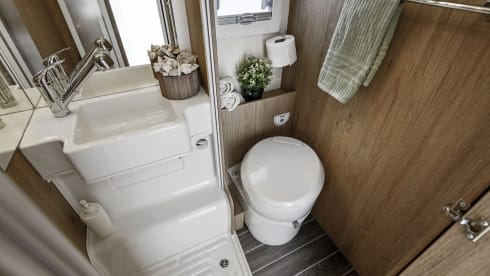Dexter – Luxury 4-6 Berth Roller Team Auto-Roller 707 Manual - Fully Insured