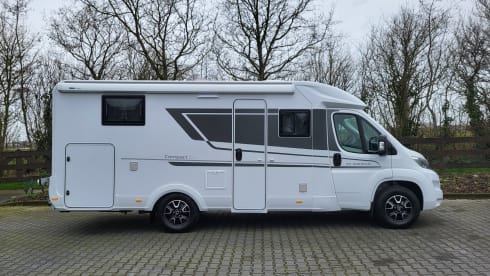 Compact DL – Very spacious camper with air conditioning in the living area and complete inventory