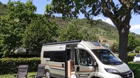 Very luxurious camper, 5.99 m, automatic, 2 length beds