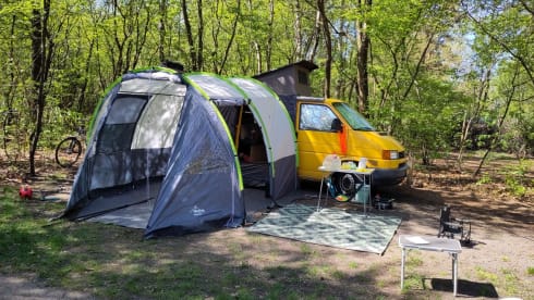 De Gele Bus – On the road with the Yellow Bus! (VW T4 from '99)