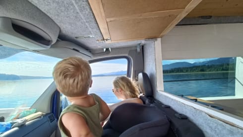 Toto – 2p (+1 young child) Mercedes-Benz bus from 2008 (3 passenger seats)