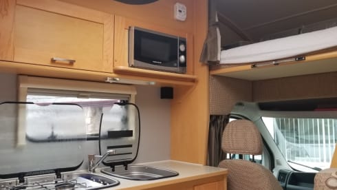Nicky – Adventure and comfort in 'Nicky' the 6 berth luxury motorhome!