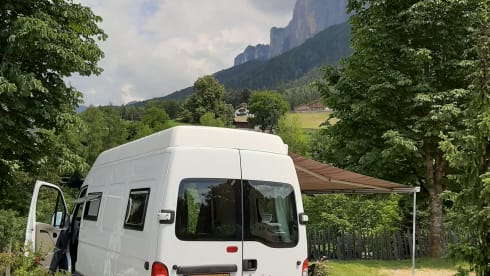 Ruth – Spacious, high 2p bus camper 