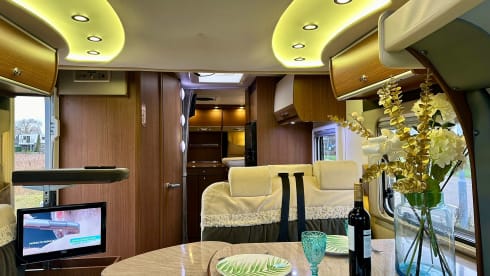 5p Bürstner With single beds and electric fold-down bed