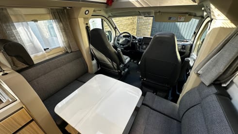 Bob – 3p Adria Mobil semi-integrated uit 2023