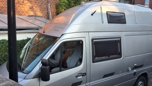 2-person Mercedes-Benz bus from 2003