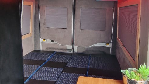 Keegmeister – 5 berth Ford Transit High Top Conversion