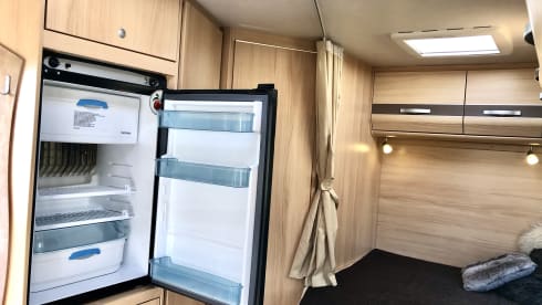 Very nice and complete spacious family camper for 2-4 persons