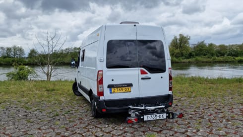 Oos Böske – Oos Böske – Buscamper 2/3 person Renault Master (2 x length bed!)