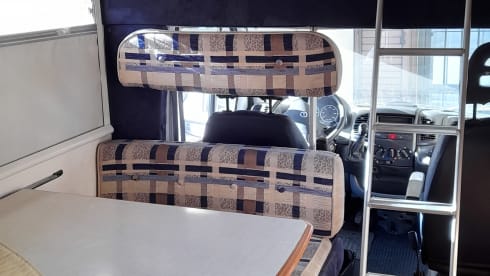 6-seater overcab McLouis Lagan 411