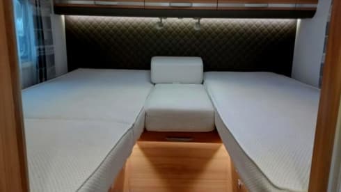 Camper 5 persoons, lengtebedden, airco, fietsendrager. – Wohnmobil 