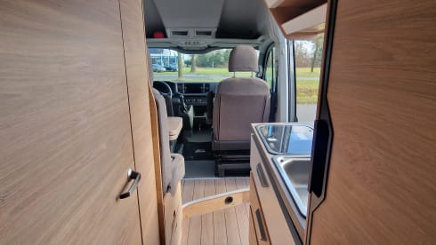 C35 –  Zeer luxe MAN-Knaus camper bus met groot vast bed 