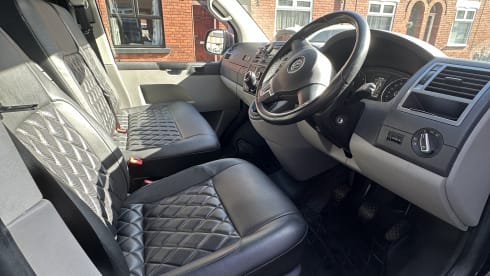 Aubergine Dream Machine – Newly Converted T5 Campervan 4 berth