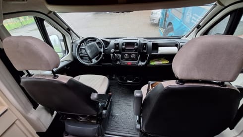 Grizzly the Gray – Self-sufficient Peugeot Boxer Camper for 2 Persons