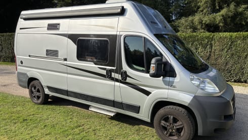 Comfortabel op avontuur als gezin van 4 of met z’n tweeën – 4P bus camper Fiat Ducato - Knaus Boxstar (transverse bed 2P + lifting bed 2P)