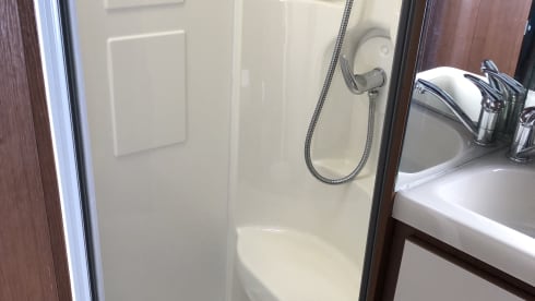 Luxurious spacious 6 person family camper with air conditioning (2x), garage and inventory.