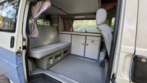 De blauwe reiziger – 4p Volkswagen campervan from 1993