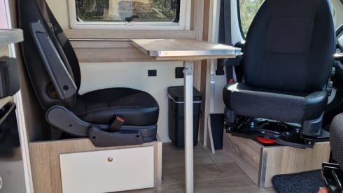Witte Willem – 2p Peugeot bus uit 2016