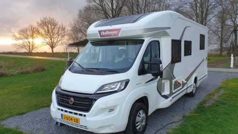 Very luxurious, spacious and comfortable camper with Queen size bed, super complete!