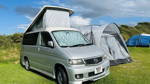 Bonnie – Mazda campervan met 3 slaapplaatsen uit 2002
