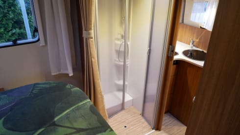 Carado Half Integral, Queen Bed, Lift Bed!!