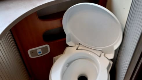 5p Challenger alcove camper from 2009