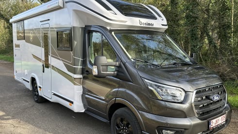 Location de camping-car semi-intégré de luxe Benimar – automatique – 5 places – 2026