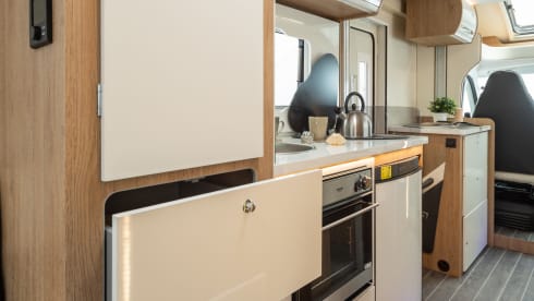 INCONTRA MAGGIE - IL NOSTRO ROLLER TEAM 2022 747 6 POSTI LETTO, 6 CINGHIE FURGONE FAMIGLIA