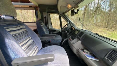 Knausie – Neat, Compact Four-person (family) Camper with two fixed beds