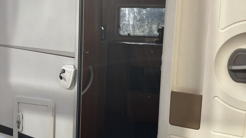 4p Knaus semi-integrated with 2x air conditioning / length beds / lifting bed (electric)