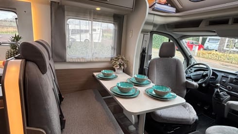 Making Memories 3 – 4persoons Ford Carado T447 half integraal uit 2025 met een Hefbed