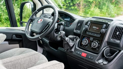 Luxe Hymer buscamper met lengte bedden