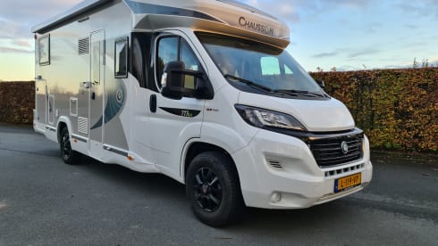 L199VP – Chausson 777GA Automatic Titanium VIP very luxurious, km free