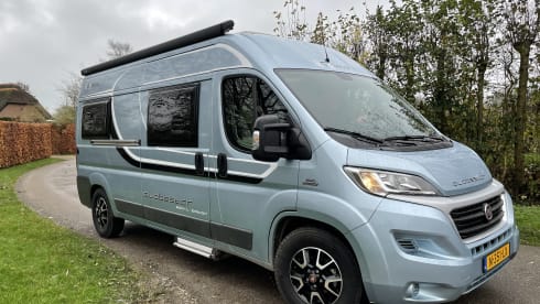 Bus camper Globecar 600L with length beds, for 2 people. Dog allowed.