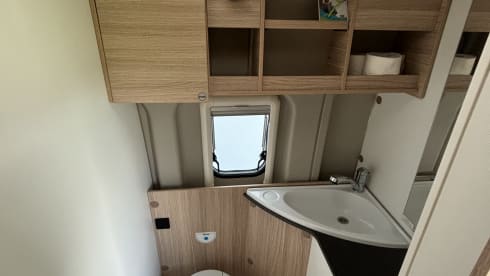 Harrie – Super neat 2 person Peugeot bus from 2015 with awning